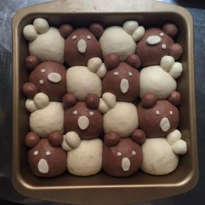 放入已预热好的烤箱中层，175度烘焙20分钟，及时加盖锡纸，防止变色