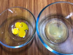 鸡蛋选择比较小或者中等的，蛋白蛋黄分开放，放蛋白的盆子保证无水无油