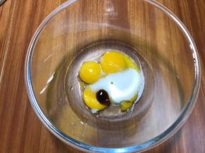 蛋黄加入砂糖15克，香草精，搅匀