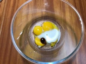 蛋黄加入砂糖15克，香草精，搅匀