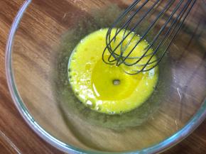 加入玉米油，搅匀