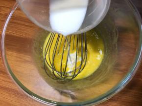 加入牛奶，搅匀