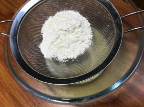 筛入面粉