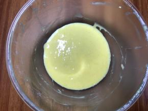 J字形搅拌，向下渗透，搅匀蛋黄糊