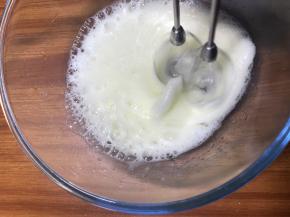 分三次加入剩下的糖，打发至干性泡