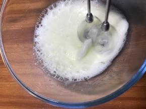 分三次加入剩下的糖，打发至干性泡