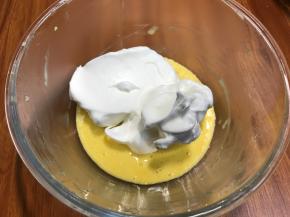 取三分之一蛋白，尽量取盆壁上的蛋白，加入蛋黄糊中