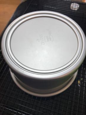 出炉后倒扣在架子上，直至凉透