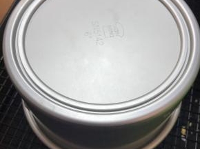 出炉后倒扣在架子上，直至凉透
