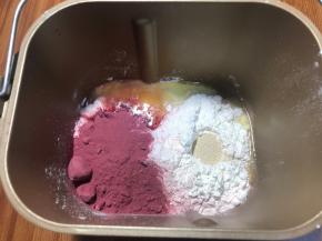 除黄油和水外混合其他食材，盐不要和酵母直接接触