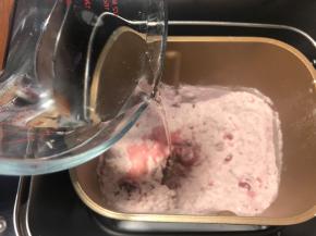 开动面包机开始和面，水不要一次都加进去，预留10克，根据面粉吸水量进行加水