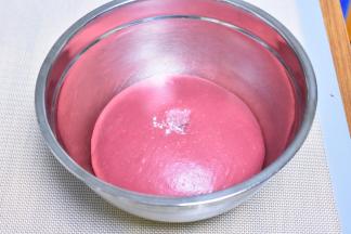 发酵至两倍大，手指蘸面粉杵个坑，坑不回缩即可