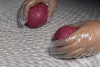 取出面团擀面杖擀开排气，然后分成3个面团，揉圆