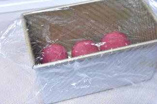 放入土司盒中，虚盖着一张保鲜膜