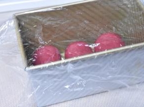 放入土司盒中，虚盖着一张保鲜膜