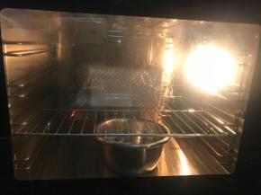 放入烤箱中，进行二发，放入一盆热水