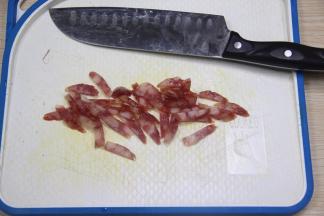 腊肠切细丝备用