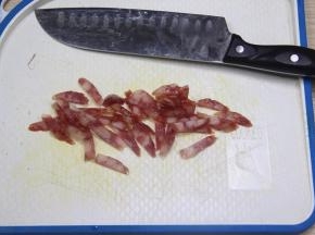 腊肠切细丝备用