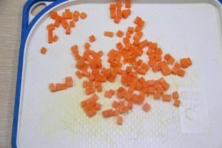 将胡萝卜、葱、切粒备用