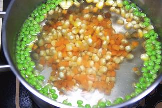 取锅加上烧开，倒入青豆，胡萝卜粒和玉米粒，捞出过冷，沥干水备用