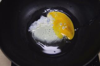 热锅放入油，油烧热后，放入鸡蛋，快速炒成蛋花盛出