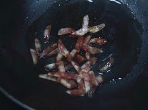 继续放入腊肠，放入小许蒜香翻炒爆香