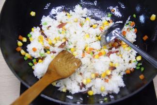 放入白米饭，大火快炒至散
