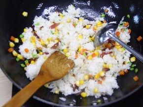 放入白米饭，大火快炒至散