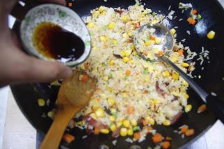 同时下盐、蚝油、生抽、继续翻炒，炒匀入味放入鸡蛋，即可出锅