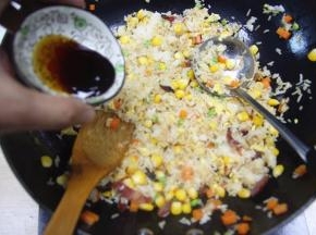同时下盐、蚝油、生抽、继续翻炒，炒匀入味放入鸡蛋，即可出锅