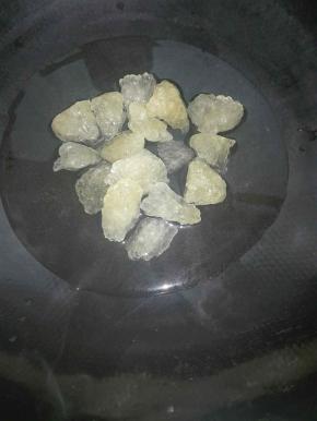 锅里烧热，中火。放入水和冰糖，勺子搅拌～