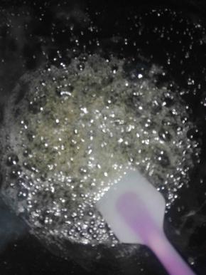 倒入白醋，继续搅拌～