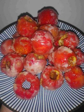 加入山楂，将糖裹满山楂～冷却后，成功！