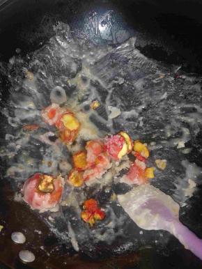 锅里剩下的糖浆不能浪费，还有几个破皮的山楂压压碎，加点开水，熬一碗山楂露！甜不甜？～必须滴啊！