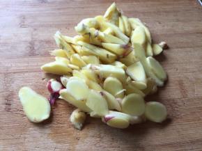 生姜，切成片；