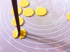 将多余的面团去掉，用筷子从中间夹一下