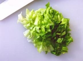 将生菜洗净切成小块