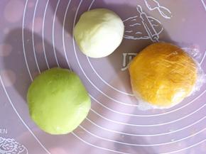 将胡萝卜汁用滤网过滤汁加入面粉中，加入适量盐，和好面团，另外50g面粉兑水25g和好面团，所有面团揉成光滑保鲜膜包住醒面30分钟