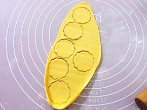 将面条擀开成薄皮，用磨具压花，将多余的面团揉圆擀开成薄皮压花