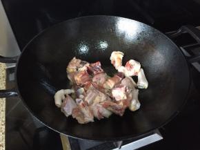 放入小公鸡块；翻炒；