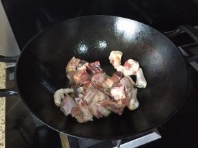 放入小公鸡块；翻炒；