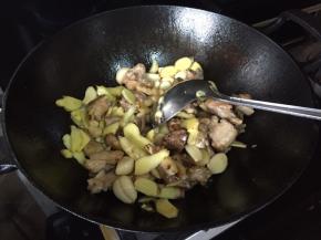 再放入大蒜，翻炒；