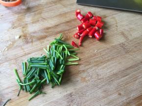 准备好红椒和葱；