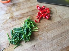准备好红椒和葱；