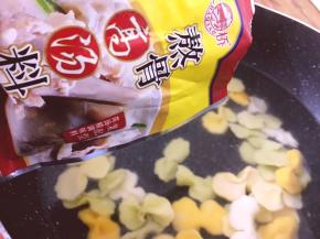加入高汤粉，加少量水煮沸腾即可