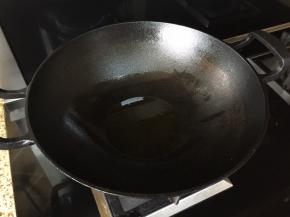 热锅，放入食用油；