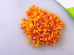 将胡萝卜去皮洗净切丁