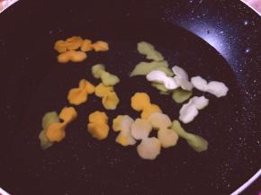 锅里放入水，水开后放入蝴蝶面入锅大火煮开