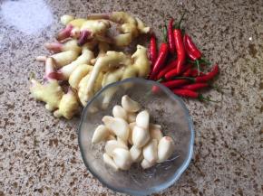生姜、蒜、红椒，备好；