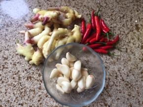 生姜、蒜、红椒，备好；